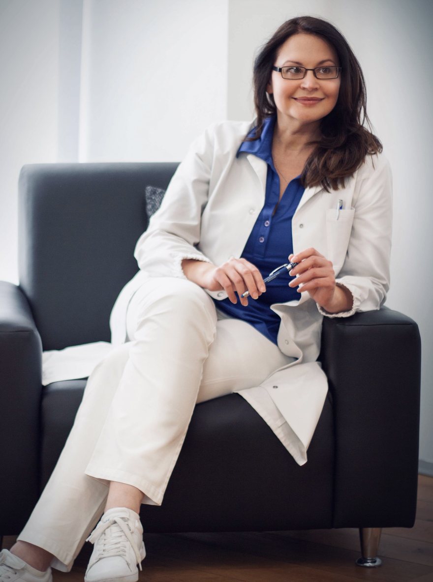 Dr. med. Natalie Wiesen, Fachärztin, in ihrer Praxis in Hillesheim