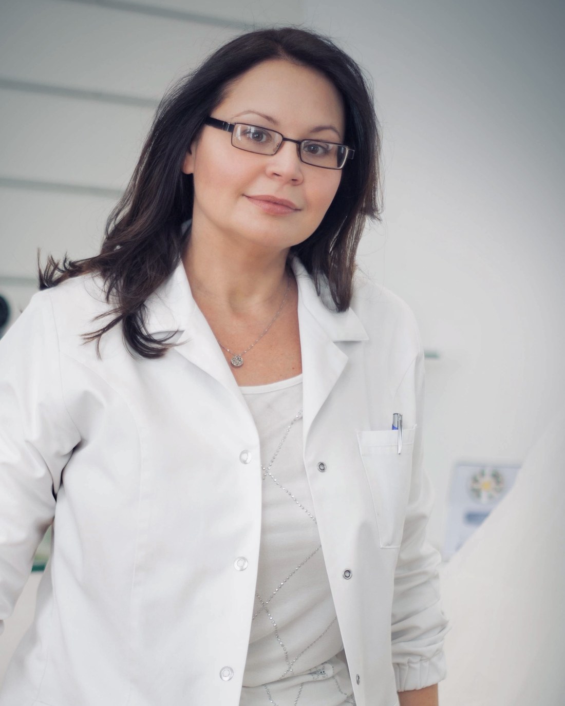 Dr. med. Natalie Wiesen im weißen Kittel im Behandlungsraum ihrer Praxis in Hillesheim