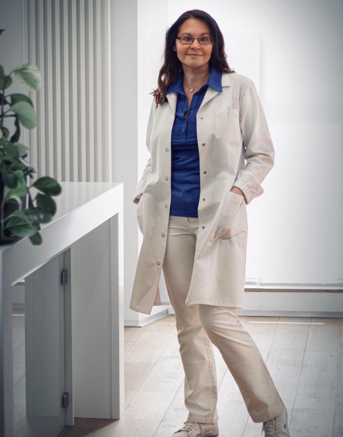 Dr. med. Natalie Wiesen im Arztkittel in ihrer Praxis in Hillesheim