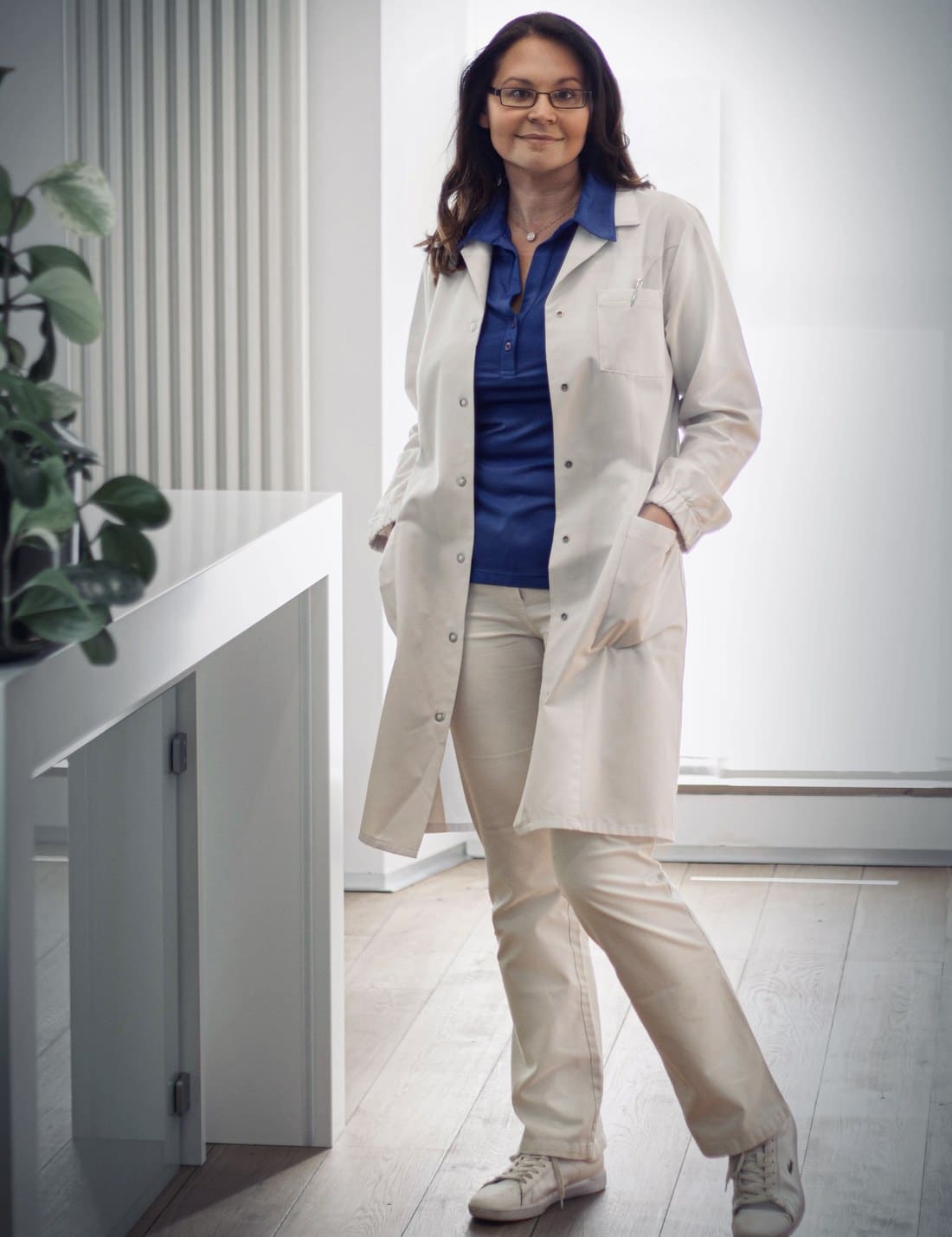 Dr. med. Natalie Wiesen im weißen Kittel in ihrer Praxis in Hillesheim