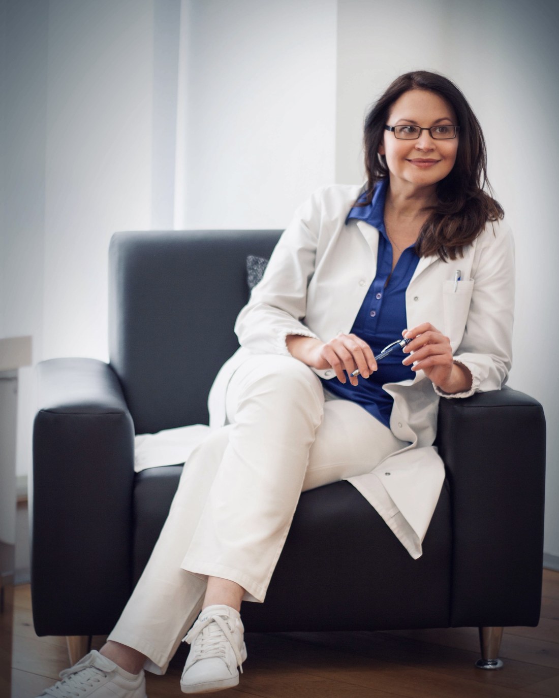 Dr. med. Natalie Wiesen im weißen Kittel in ihrer Praxis in Hillesheim