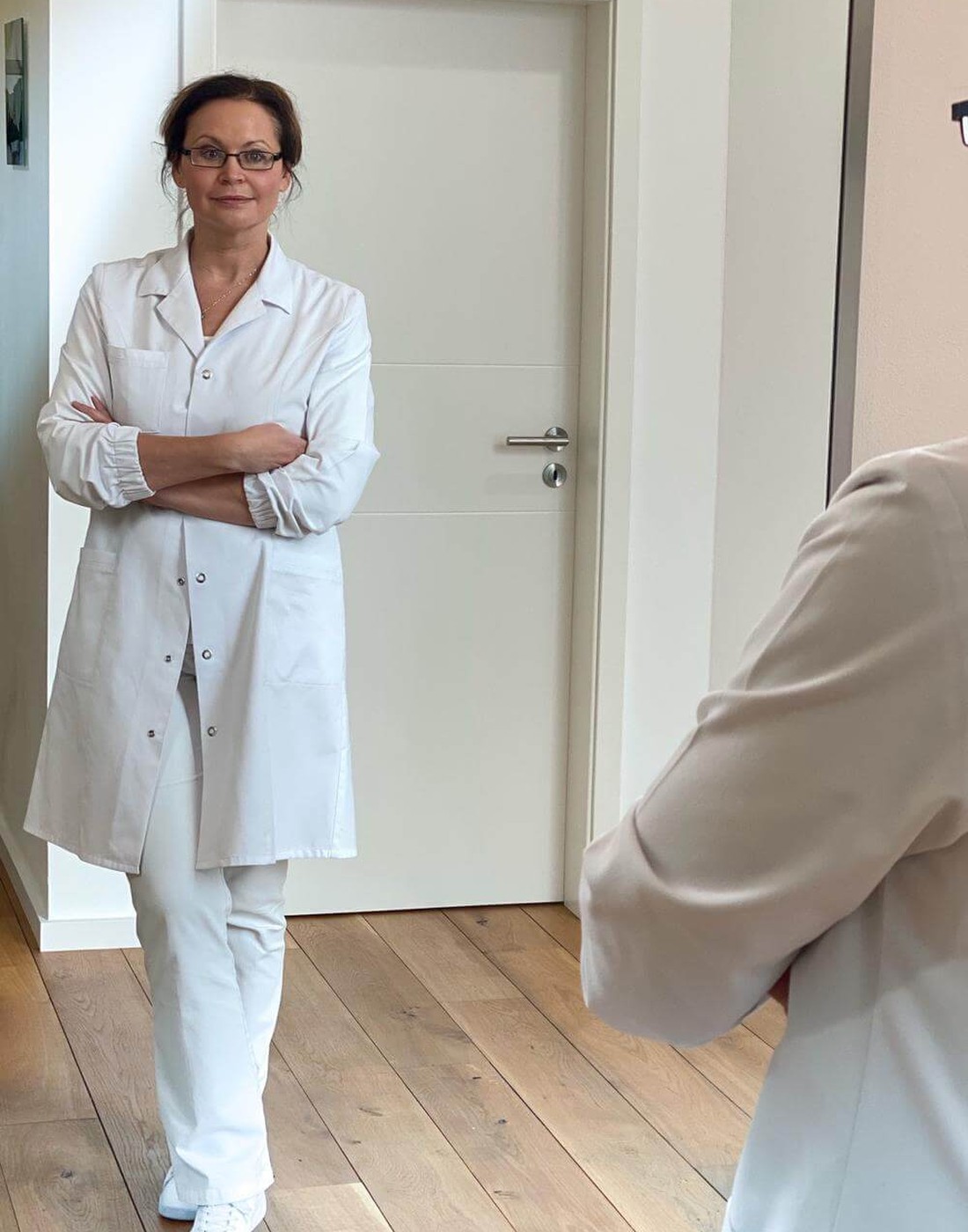 Dr. med. Natalie Wiesen im Arztkittel in ihrer Praxis in Hillesheim