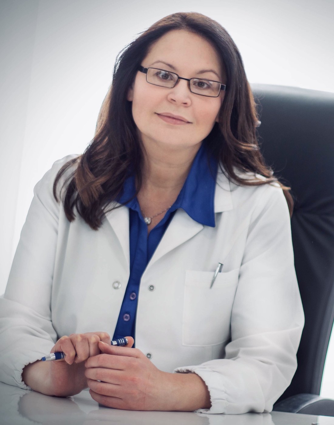Dr. med. Natalie Wiesen im Arztkittel in ihrer Praxis in Hillesheim